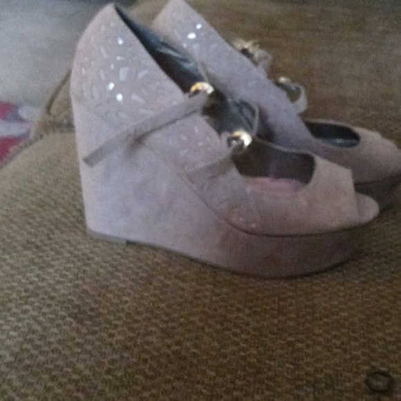 Shoes - Picture 3 of 4